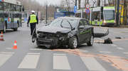 Wypadek przy Auchan w Olsztynie. Samochód zderzył się z tramwajem [ZDJĘCIA]
