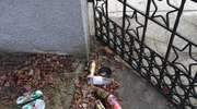 Zaśmiecony cmentarz w Olsztynie. "Zostanie posprzątany zgodnie z harmonogramem"