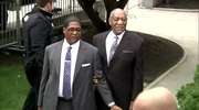 "Bill Cosby gwałciciel". Komik zaatakowany przed sądem przez demonstrantkę topless