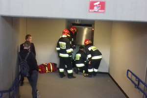 Pożar, zasłabnięcie i 7 osób zatrzaśniętych w windzie 