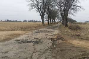 Zniszczone skrzyżowanie na drodze powiatowej w Plewkach koło Olecka