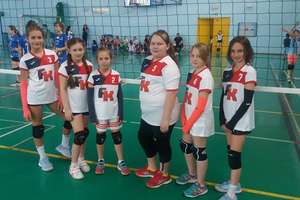 DZIEWCZĘTA Z MINI VOLLEY ZE ZMIENNYM SZCZĘŚCIEM