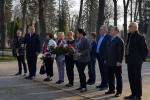 Politycy PO uczcili pamięć ofiar katastrofy smoleńskiej. Nie wezmą udziału w oficjalnych obchodach 8. rocznicy
