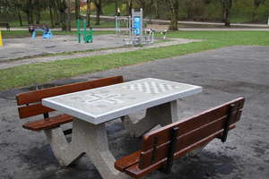 Oryginalna ławka stanęła w olsztyńskim parku [VIDEO]
