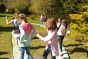 Ścieżka sensoryczna w ogrodzie szkolnym przy SP Staświny