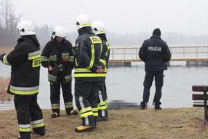Ciało mężczyzny ze skrępowanymi nogami i dłońmi wyłowiono z jeziora Bartąg. 