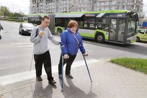 Problem niewidomych w Olsztynie. Czasami są zdani na instynkt