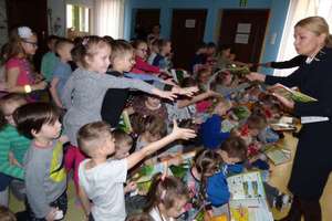 Pracownicy Zakładu Linii Kolejowych w Olsztynie w przedszkolaków 
