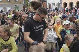 Taneczny flash mob na olsztyńskiej starówce