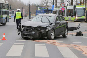 Wypadek przy Auchan w Olsztynie. Samochód zderzył się z tramwajem [ZDJĘCIA]