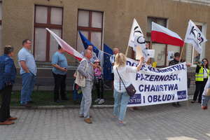 Protestowali przeciw rządom PiS-u, pikieta w czasie spotkania z wiceministrem MON w Działdowie