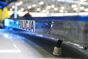 20-latek zniszczył altankę na placu zabaw w Rymkach. Wszedł na dach, bo był pijany