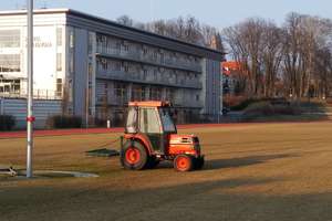 Na stadionie przy Wyszyńskiego trwa wiosenna renowacja murawy