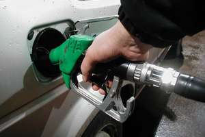 Cena litra benzyny blisko piątki 