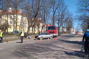 Kierowca audi uderzył w drzewo. Wypadek na ul. Zientary-Malewskiej w Olsztynie