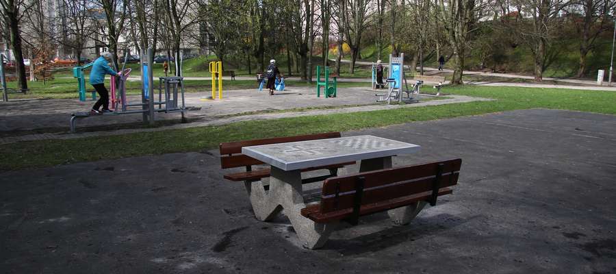 W minionym roku w parku Kusocińskiego stanęła ławka do gry w szachy, warcaby i chińczyka
