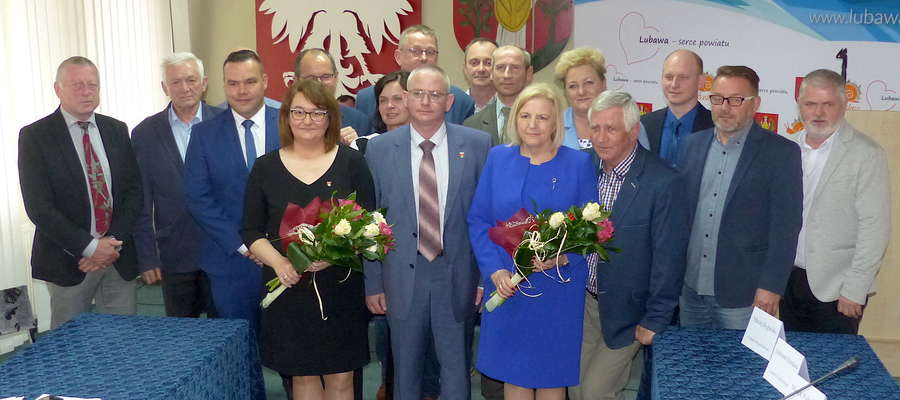 Miejscy radni wraz z kierownictwem urzędu podziękowali za pracę skarbnik Danucie Szczepańskiej (z kwiatami z prawej), a na jej miejsce powołali Honoratę Muszyńską (z kwiatami z lewej)
