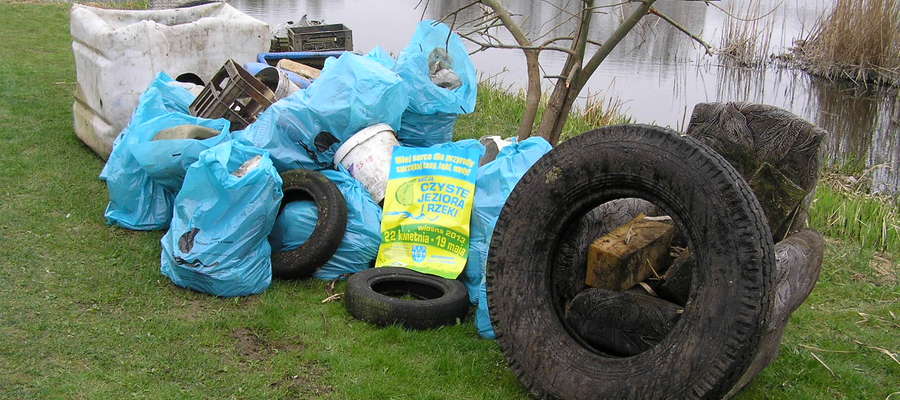 Takie stosy śmieci można wyciągnąć z naszych rzek i jezior, tu akurat śmieci z Iławki i jeziora Iławskiego (za IZNS-ami) w 2013