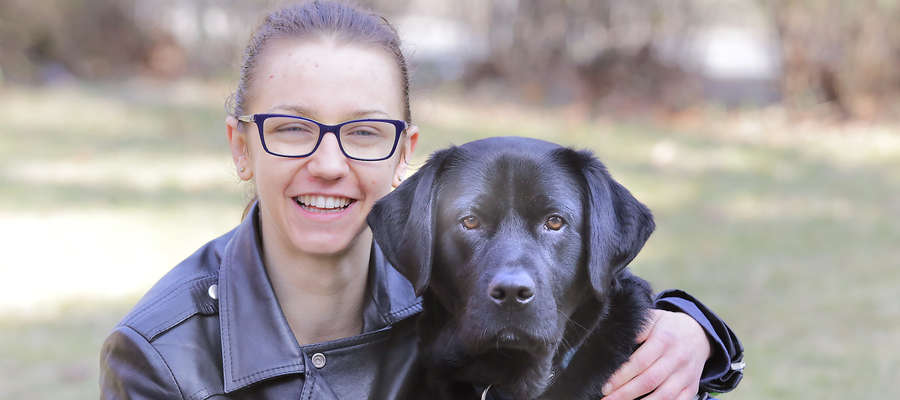 Kasia Orzechowska może liczyć na swego ciemnego, pięknego labradora