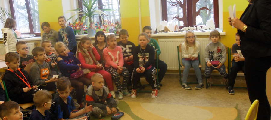 W czasie spotkania pisarki z dziećmi w szkole w Biskupcu 