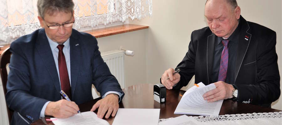 Burmistrz Susza Krzysztof Pietrzykowski oraz Roman Kamiński, reprezentujący Zakład Usługowo-Handlowy Łukasz Kamiński, podpisali stosowną umowę