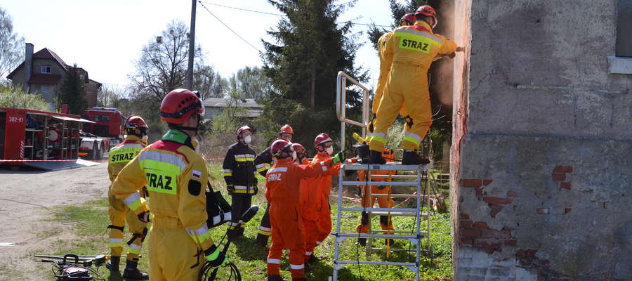 Kilkudziesięciu strażaków bierze udział w ćwiczeniach, które odbywają się w Ostródzie