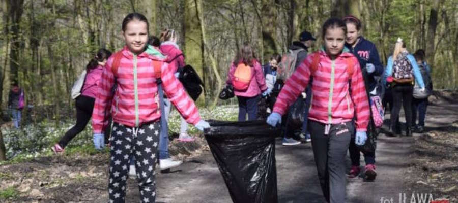 Uczniowie Szkoły Podstawowej nr 2 w Iławie sprzątali Lasek Miejski