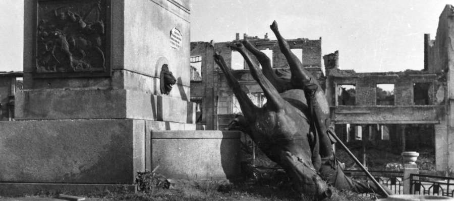 Nie wiem co się stało z pomnikiem Czarnego Huzara. Zdjęcie autorstwa Jana Bułhaka ukazuje go już po zrzuceniu z cokołu
