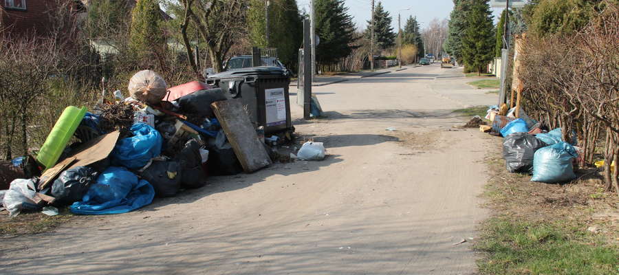 Odpady przy bramie na ulicy Kilińskiego w Giżycku
