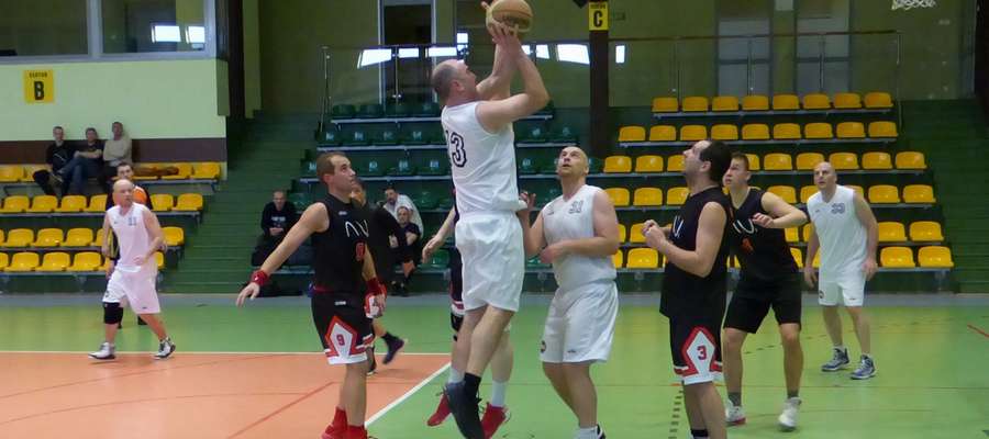 Koszykarze Kramu (białe stroje)  awansowali na 3 miejsce w ligowej tabeli