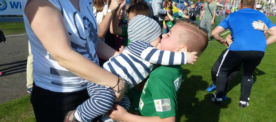 Wielka radość w obozie Małego Jezioraka po meczu finałowym! Wiktor Wiatrowski (gol w finale) odbiera gratulacje od swojego braciszka Wincenta