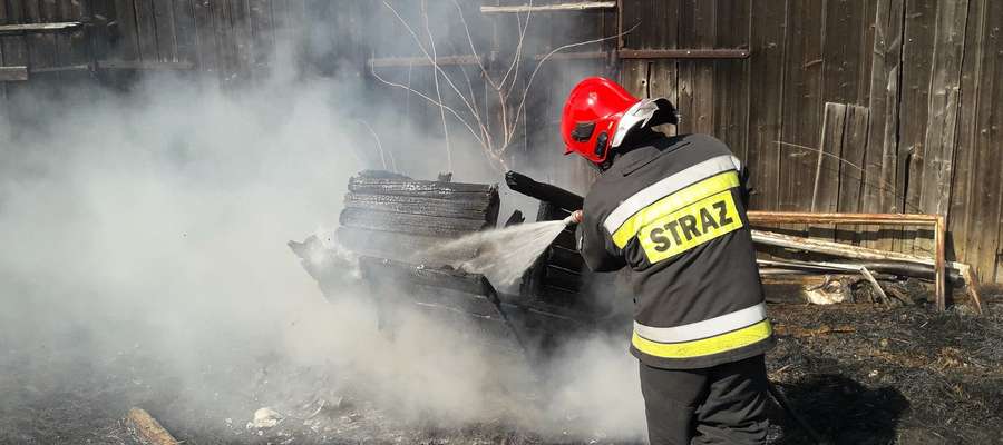 Ogień z podpalonych traw w Jarandowie przeniósł się na stodołę. Strażakom udało się ją uratować
