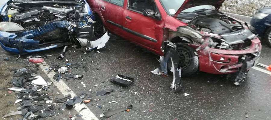 W Bagienicach na drodze krajowej nr 16 doszło do zderzenia dwóch samochodów osobowych. W wyniku zdarzenia 3 osoby zostały poszkodowane i przewiezione do szpitali w Mrągowie i Biskupcu.