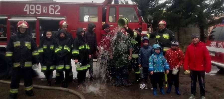 W Lany Poniedziałek strażacy z Sorkwit nie żałuja wody