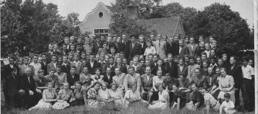 Fotografia z zakończenia roku szkolnego 1955 lidzbarskiej zawodówki. Przyniesiona do redakcji przez Kazimierza Mieczkowskiego 
