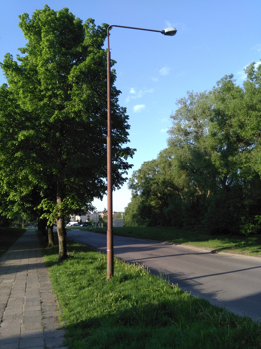Lampa uliczna przy ul. Paderewskiego w Bartoszycach. Jej podstawa jest skorodowana.