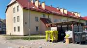 Rozrzucane śmieci z kontenerów przy ul. Wolskiego w Bartoszycach