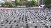 "Życie Palestyńczyków ma dla nas znaczenie". W Brukseli ustawiono 4500 par butów, symbolizujących zabitych Palestyńczyków