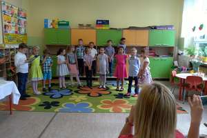 Dzieci z reszelskiej "Trójki" uczciły Dzień Matki