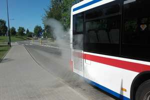 Dym z komory silnika unieruchomił autobus