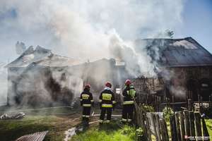 Płonął budynek gospodarczy w Stradunach