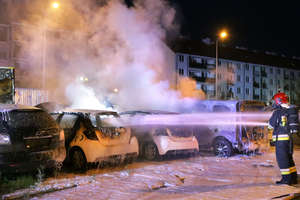 Na parkingu strzeżonym w Olsztynie spłonęły 4 samochody. Kilka innych zostało uszkodzonych [ZDJĘCIA, VIDEO]