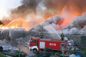 Ogromny pożar w sortowni śmieci w Olsztynie. Z ogniem walczyło kilkadziesiąt zastępów straży pożarnej [ZDJĘCIA, VIDEO, AKTUALIZACJA]