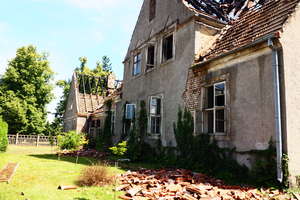 Spłonął budynek starej plebanii przy kościele parafii św. Wojciecha w Działdowie. W pobliżu miejsca pożaru zatrzymano mężczyznę z nożem