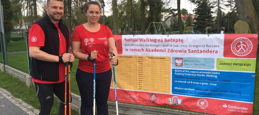 W Lubawie cykl zajęć prowadzą instruktorzy Polskiej Federacji Nordic Walking - Dorota Malinowska i Daniel Lempek