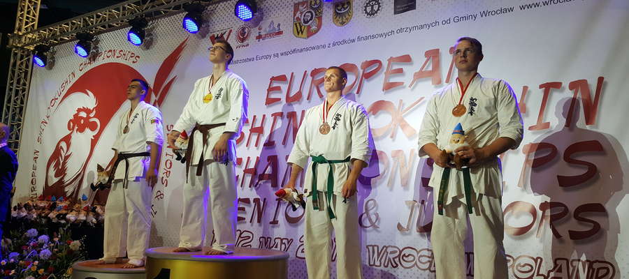 Dawid Pażuś (pierwszy z prawej) na podium mistrzostw Europy juniorów w karate shinkyokushin