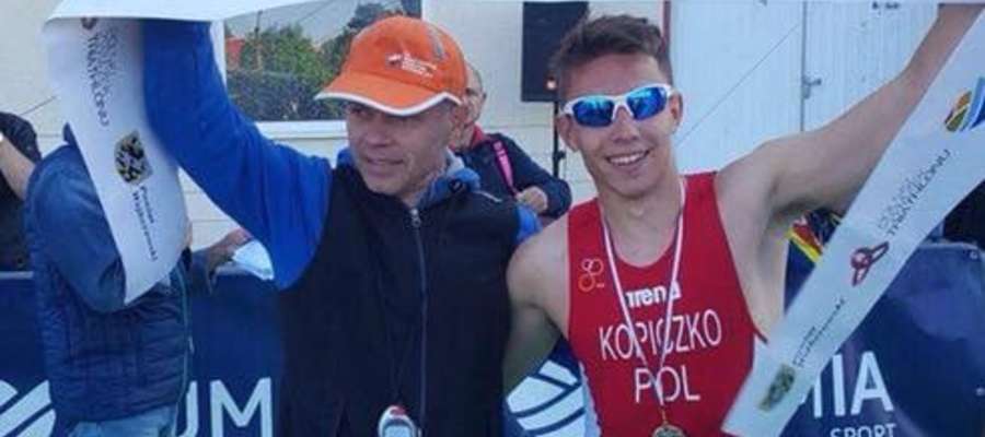 Trener Radosław Burza (z lewej) i Maksymilian Kopiczko tuż po zdobyciu złotego medalu przez zawodnika Orki Iława