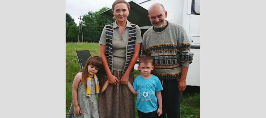 Nina i Adrian z filmową mamą Joanną Fertacz i filmowym tatą Mariuszem Czajką