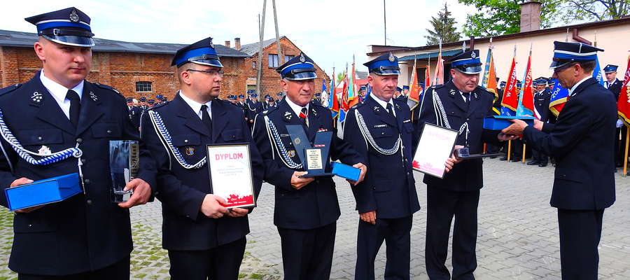 Na chwilę po wręczeniu dyplomów i statuetek zwycięzcom plebiscytu „Gazety Nowomiejskiej” i „Gazety Olsztyńskiej” na najpopularniejszą jednostkę OSP z powiatu nowomiejskiego