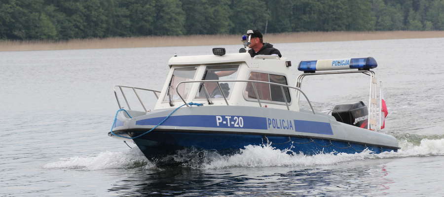 Zawody policjantów wodniaków na jeziorze Kisajno